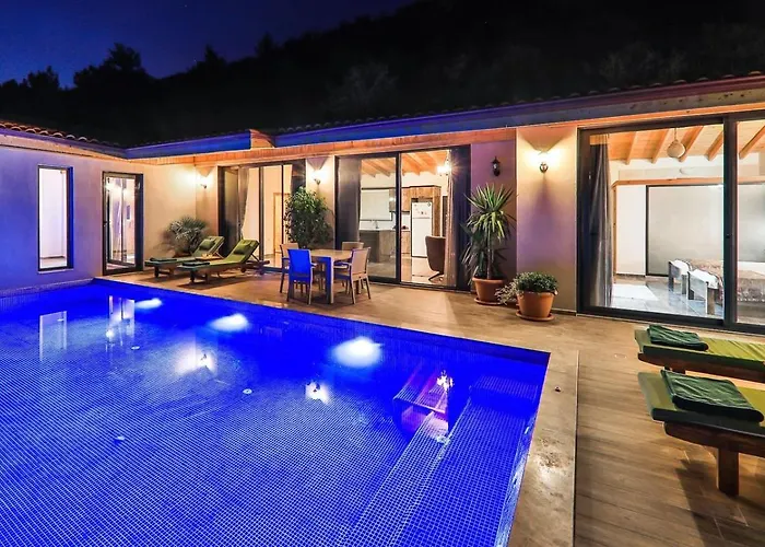 İslamlar 2 Bedroom Secluded With Private Pool Hot Tub فيلة *